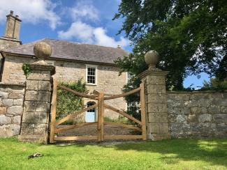 Curved, oak gates, stanton st bernard, joe dart